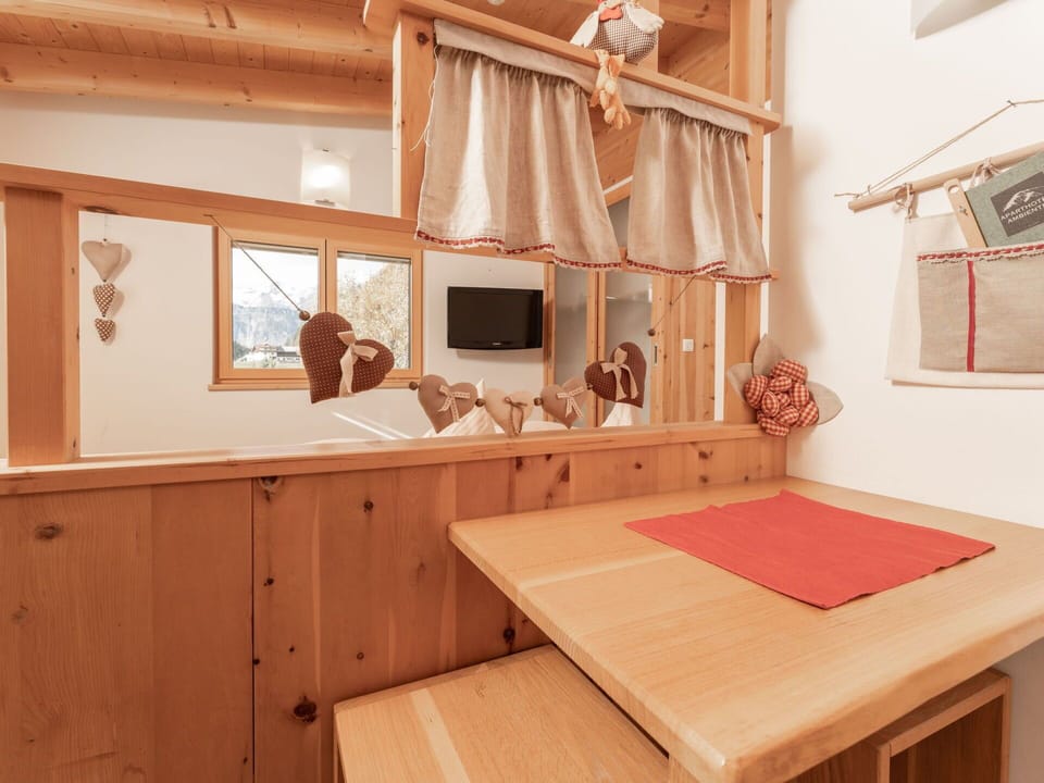 Wood, Interior Design, Wood Stain, Room, Ceiling, Plywood, Hardwood, Varnish, Lumber, Plank