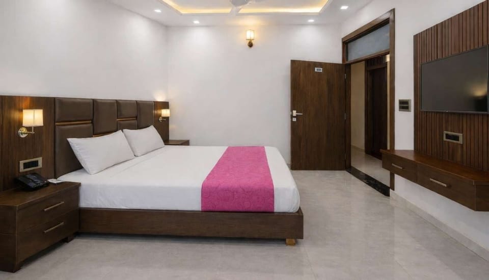 Premium bedding, desk, laptop workspace, free rollaway beds