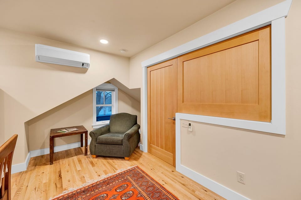 Bedroom 1 - Reading nook 