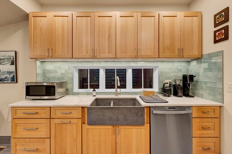 Kitchen sink/dishwasher/amenities
