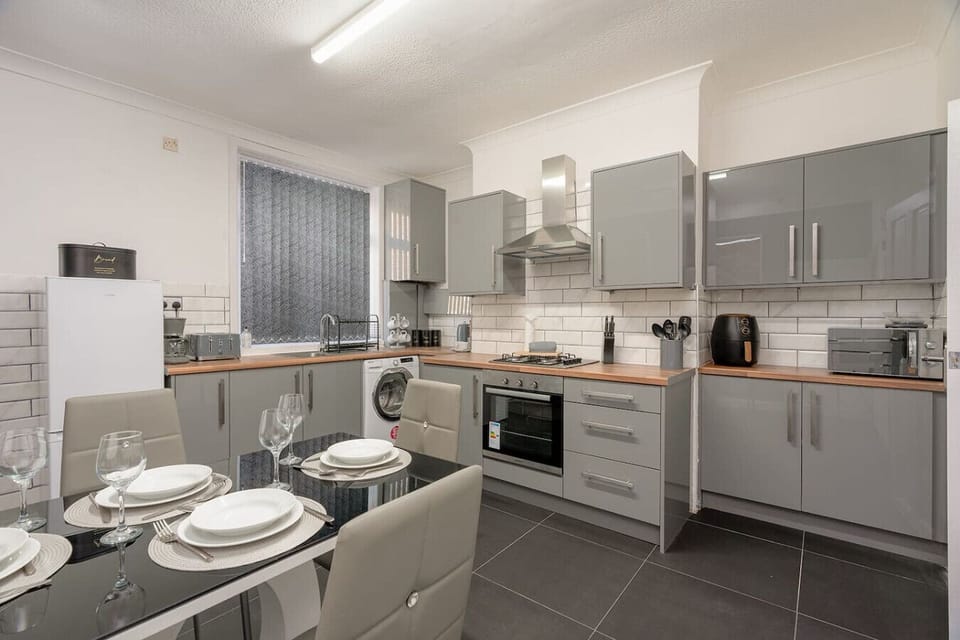 Set the table and cook together in the spacious, open kitchen-diner.