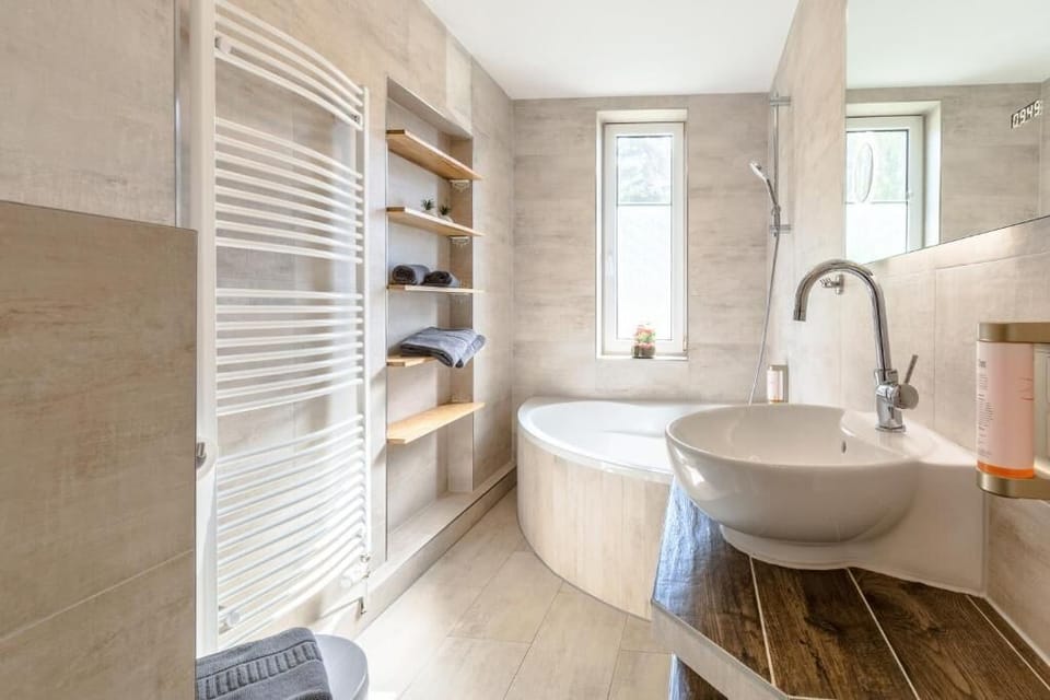 Doppelzimmer 1, Gartenblick | Bathroom | Hair dryer, towels, soap, shampoo