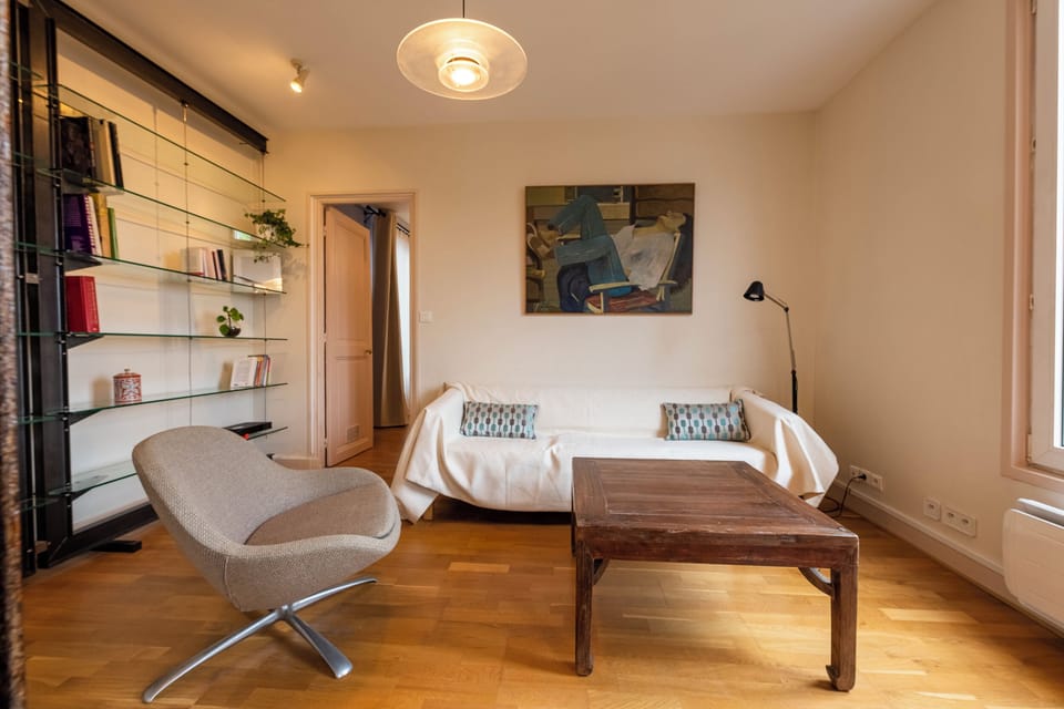 Apt EIFFEL - Entrance door to the master bedroom seen from the living room