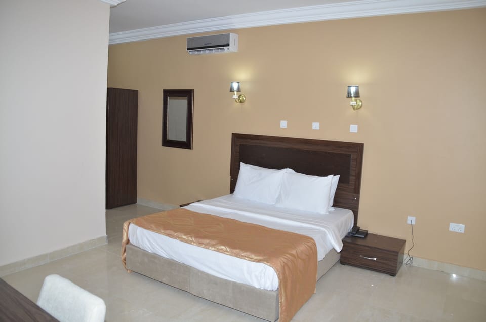 Residency Suite | Desk, free WiFi