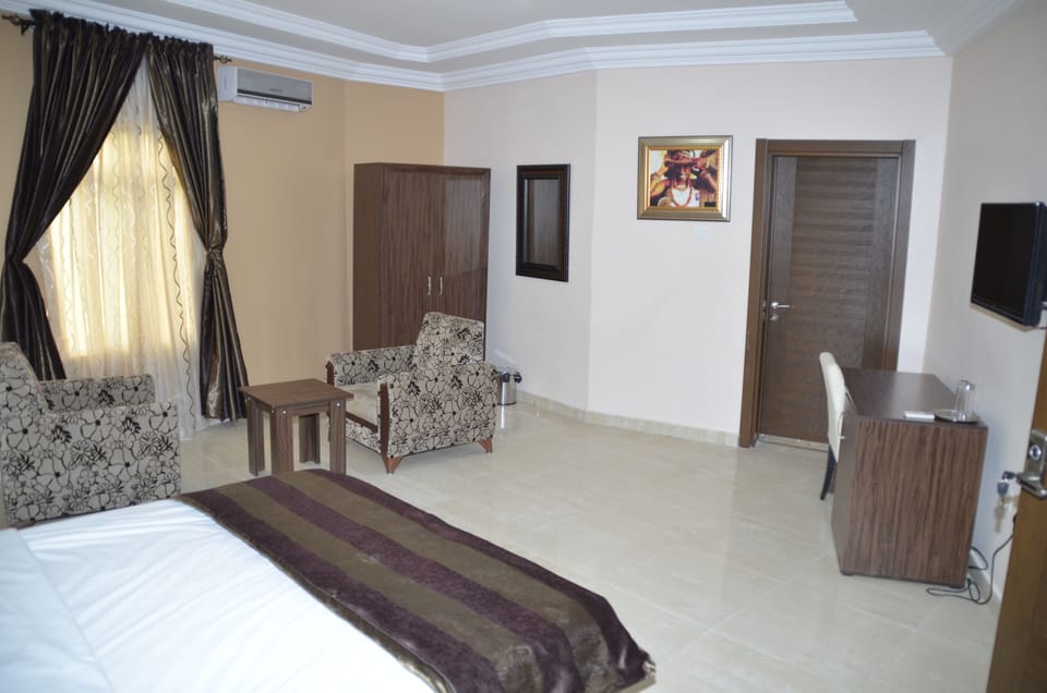 Residency executive suite | Desk, free WiFi
