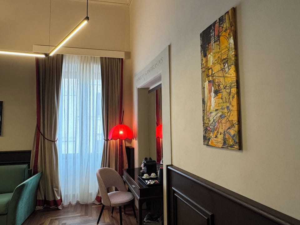 Pantheon Suite | Minibar, in-room safe, desk, WiFi (free)