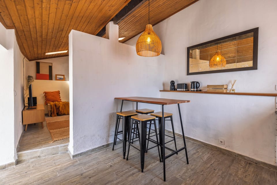 Classic Townhome, Garden View | Private kitchen | Mini-fridge, microwave, oven, stovetop
