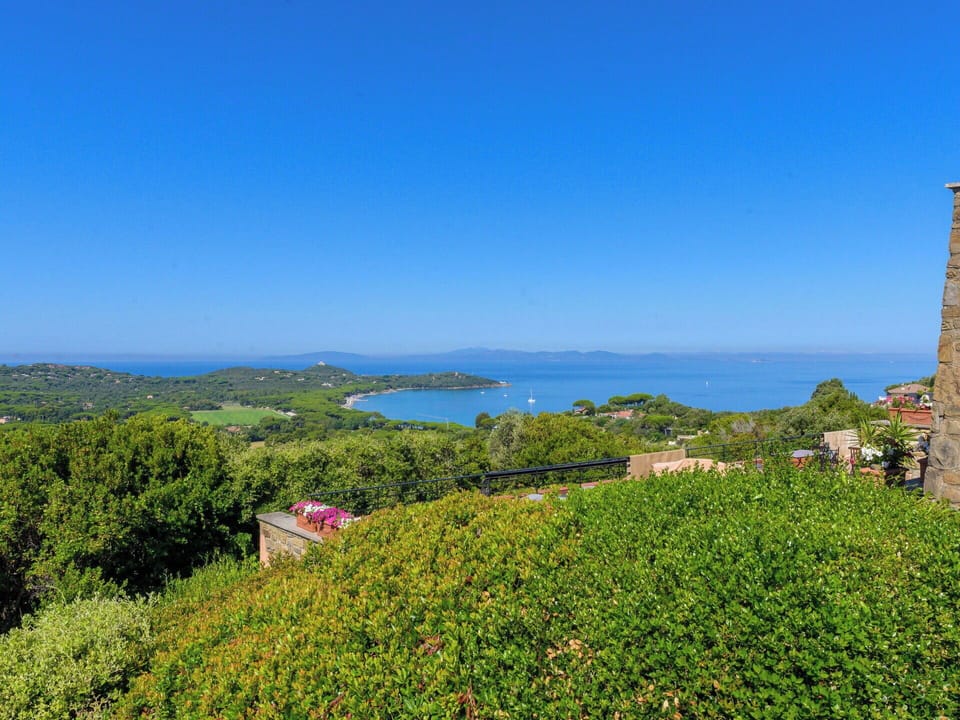 Sky, Blue, Green, Vegetation, Horizon, Shrub, Plant Community, Sea, Coastal And Oceanic Landforms, Ocean