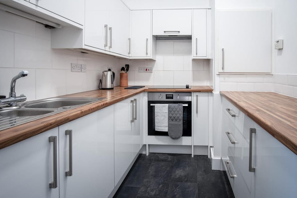 Apartment (2 Bedrooms) | Private kitchen | Microwave, oven, stovetop, electric kettle