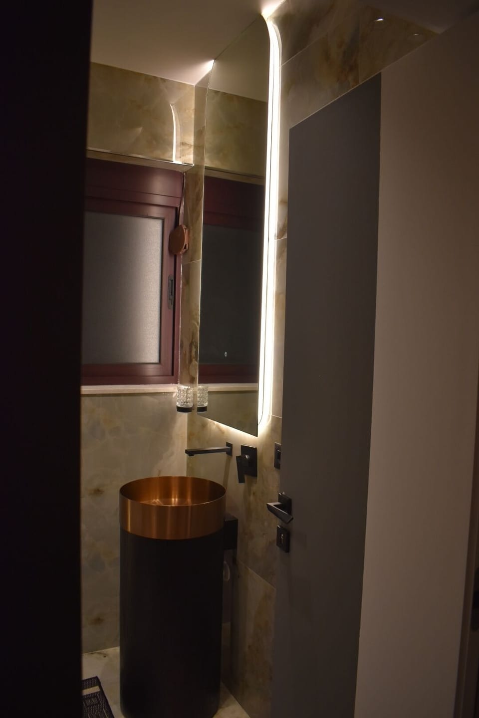 Deluxe Studio Suite, City View | Bathroom | Bathrobes, slippers