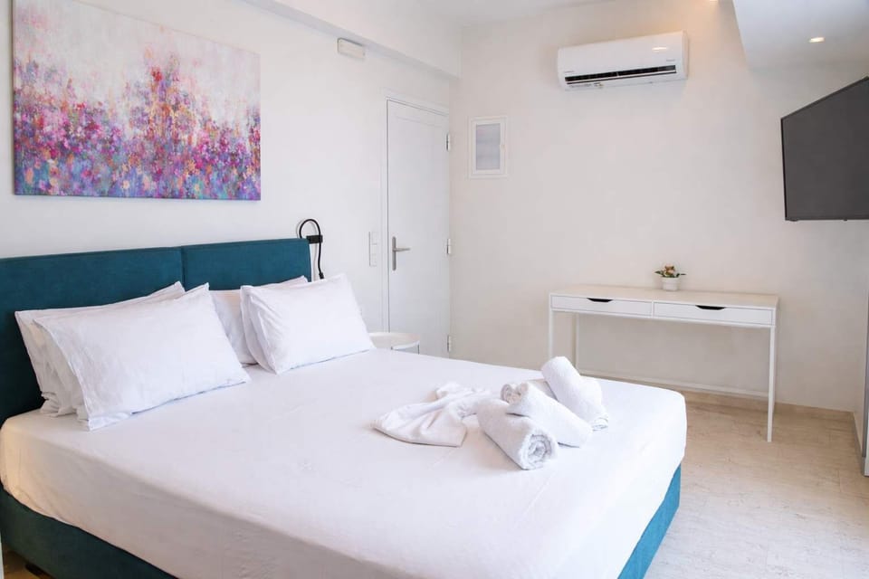 Comfortable Bedroom with Queen Bed, Smart TV and Desk Area