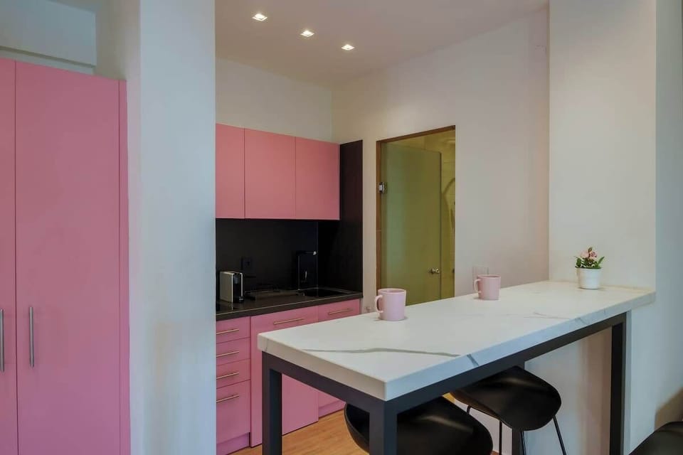 Open-Plan Kitchen and Dining Space with Modern Design