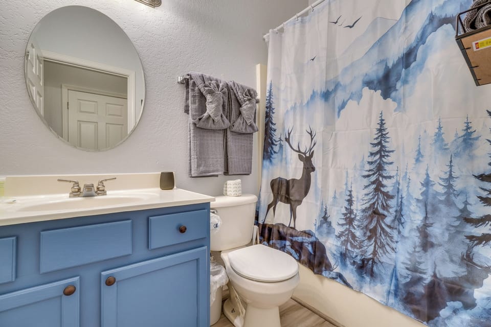 3BR Gatlinburg Retreat w/ Hot Tub & Balconies Apartment in Gatlinburg