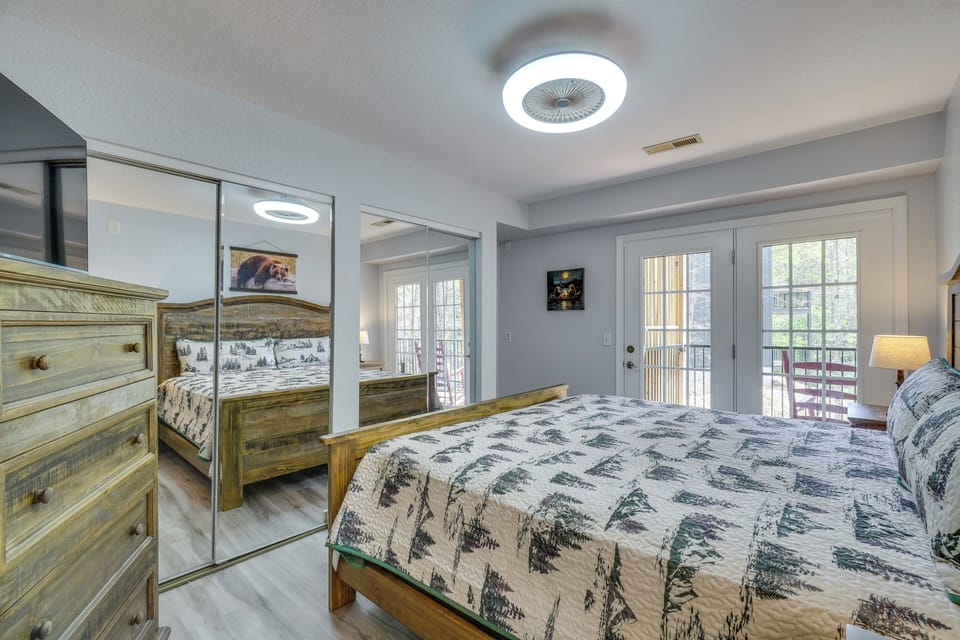 3BR Gatlinburg Retreat w/ Hot Tub & Balconies Apartment in Gatlinburg