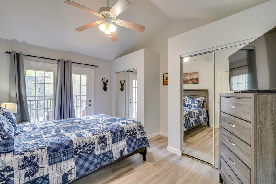 Remodeled Gatlinburg Stay w/ Hot Tub & Views Apartment in Gatlinburg