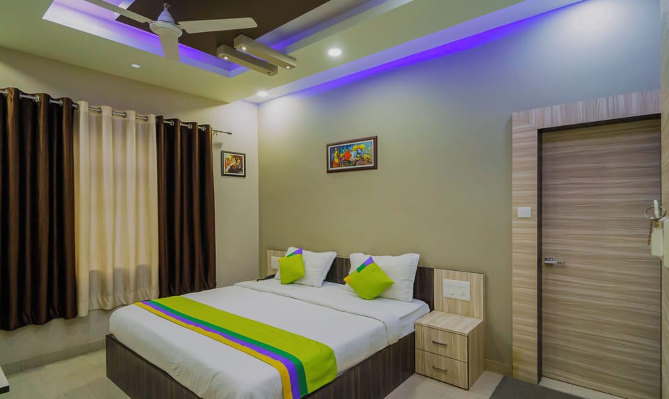 Deluxe Double Room, Hill View | Desk, free WiFi