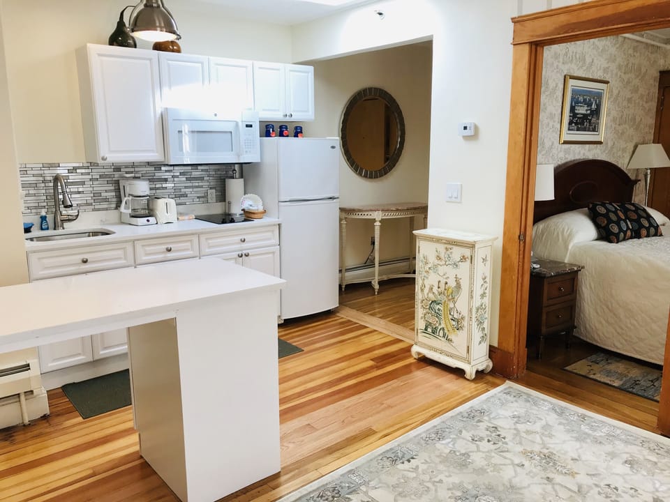 Traditional Apartment (Pet Friendly) | Private kitchen | Coffee/tea maker, fridge