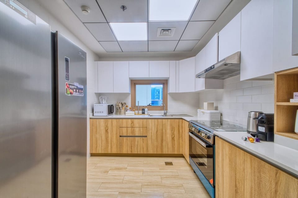 Luxury Apartment, City View | Private kitchen