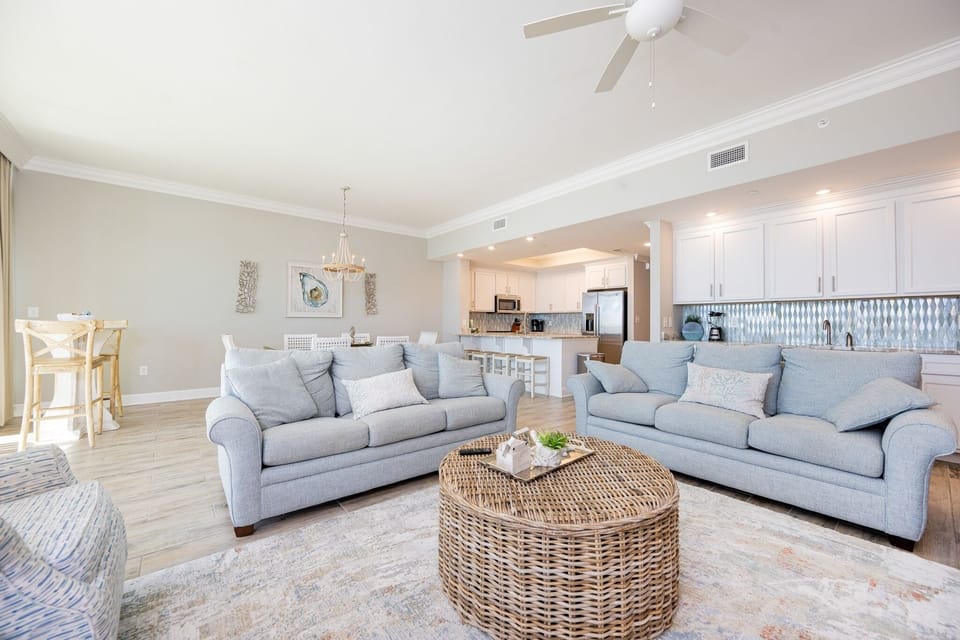 Condo, 2 Bedrooms | Living area