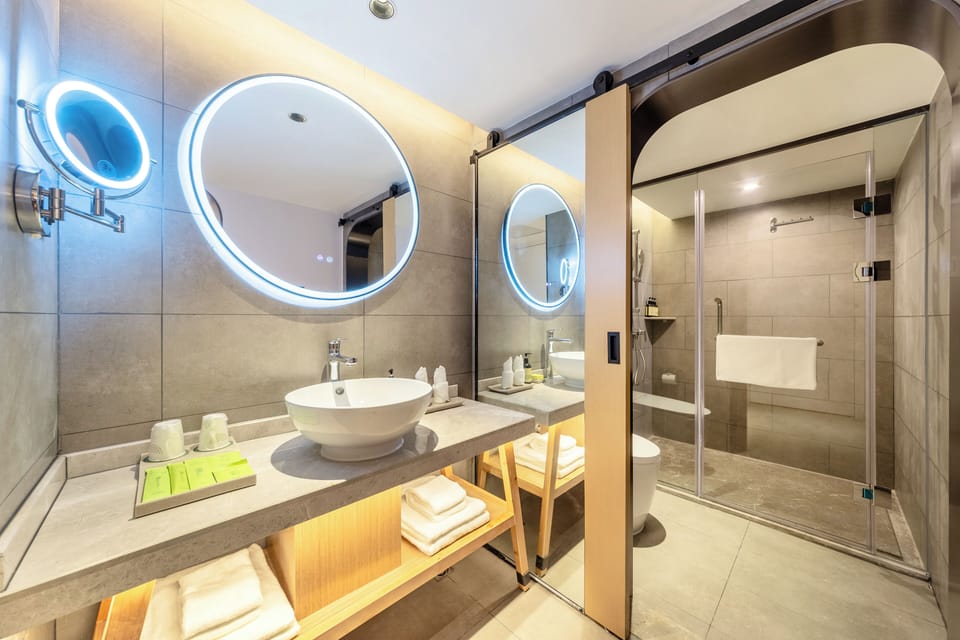 Comfort Double Room | Bathroom | Shower, free toiletries, hair dryer, towels