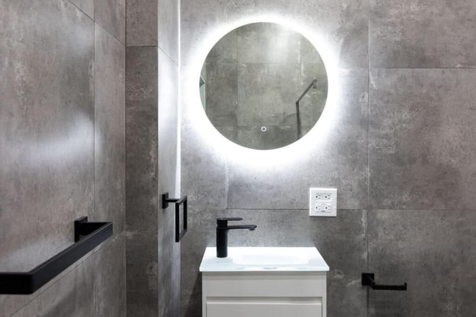 Apartment, 2 Bedrooms | Bathroom | Free toiletries, towels, soap, shampoo