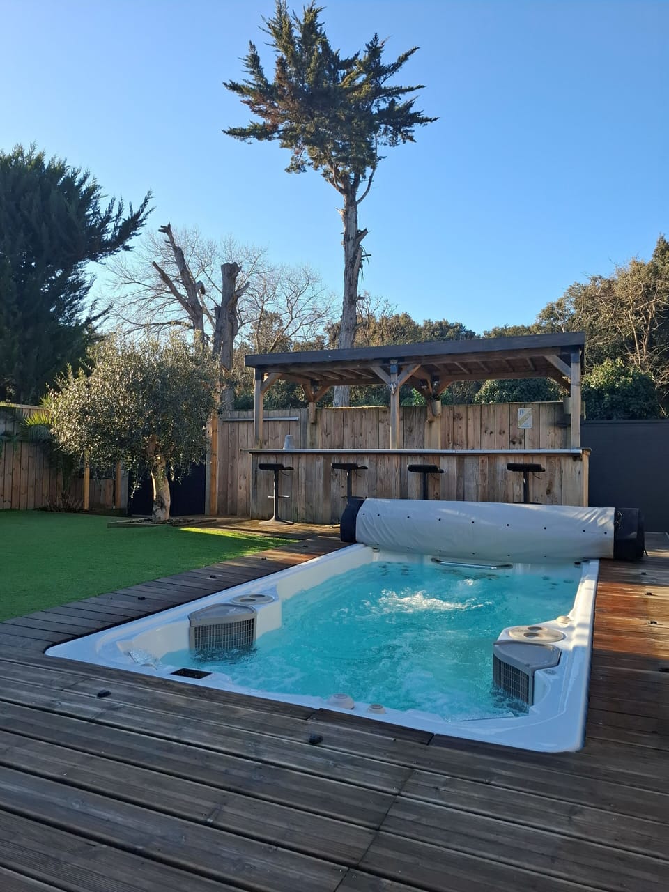 Outdoor spa tub
