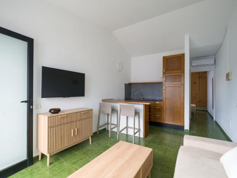 Bungalow, Garden View | Living area | TV