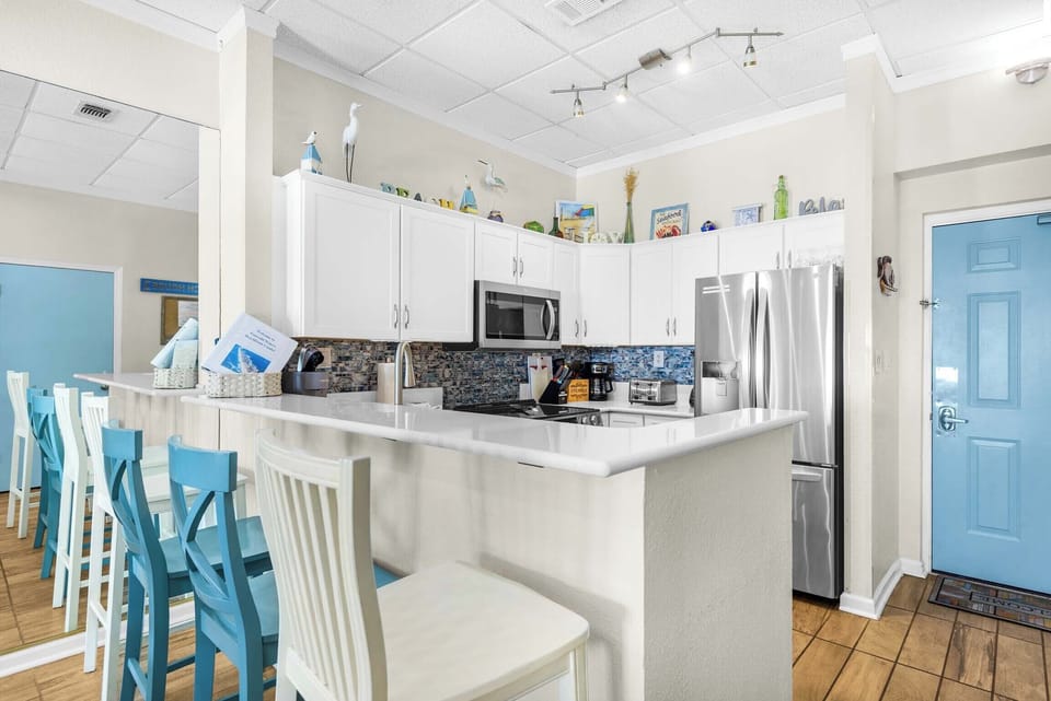 Eat-in kitchen bar seating