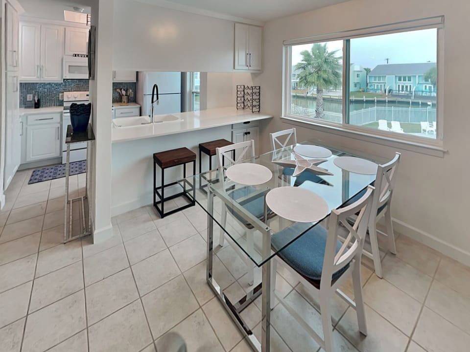 Dining Area - Seating for 4