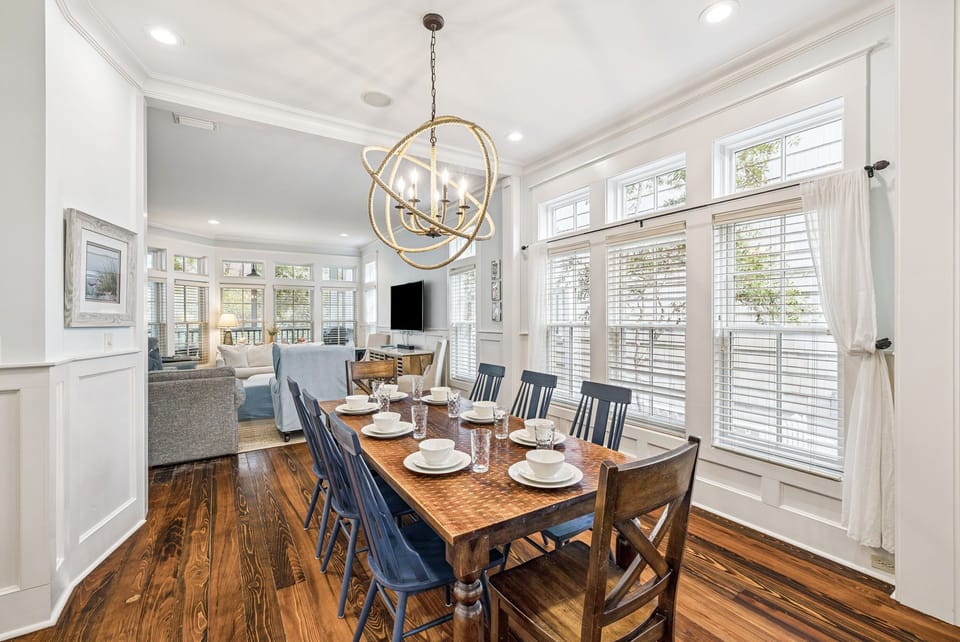 Spacious Dining Area with Seating for 8