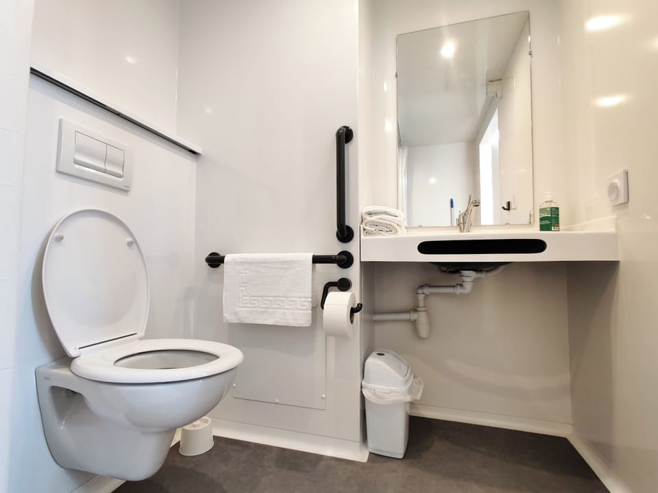 Comfort Double Room, Roll-in Shower | Bathroom