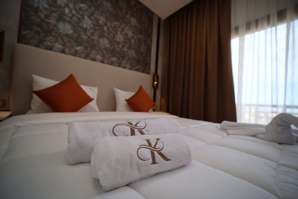 Deluxe Room | Desk, WiFi (free), bed sheets