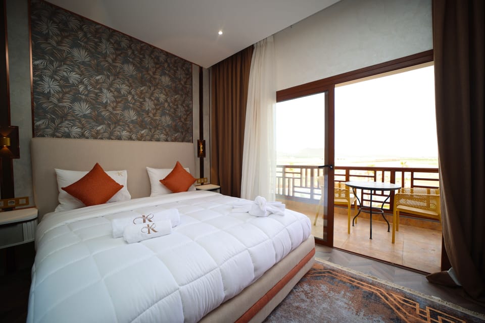 Deluxe Room | Desk, WiFi (free), bed sheets