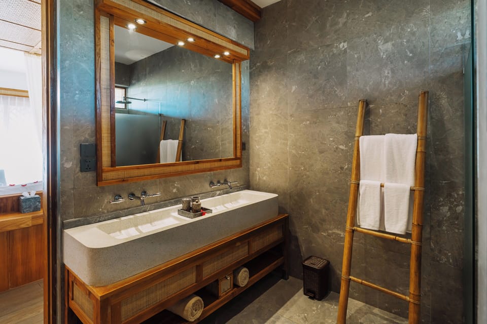 Deluxe Room, Balcony, Garden View | Bathroom | Shower, hair dryer, slippers, bidet