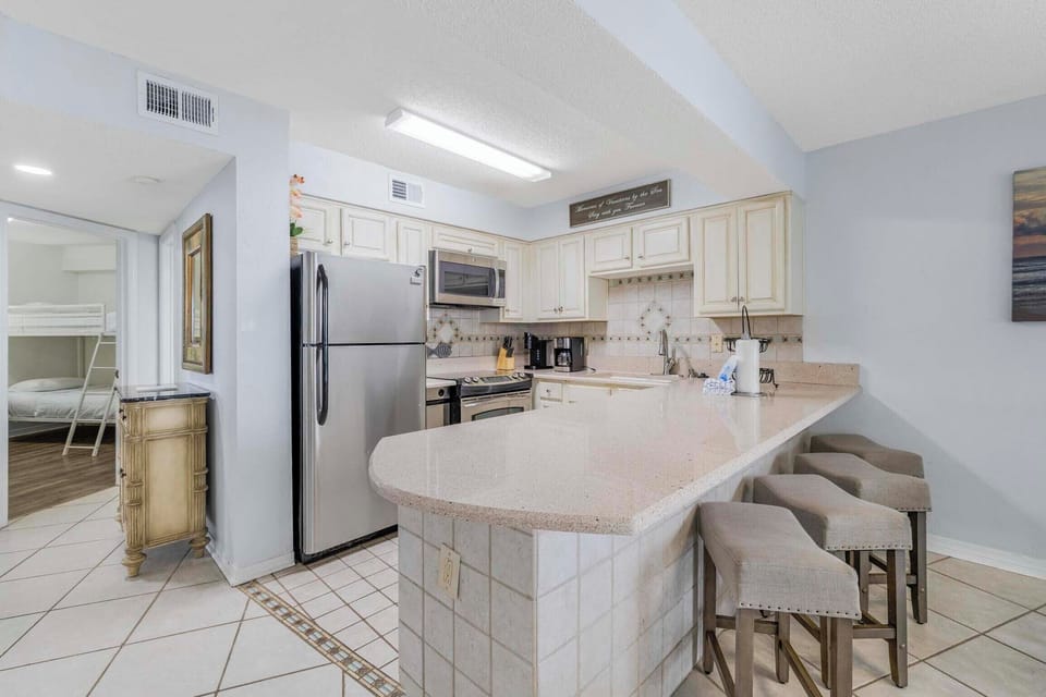 Eat-in kitchen bar seating