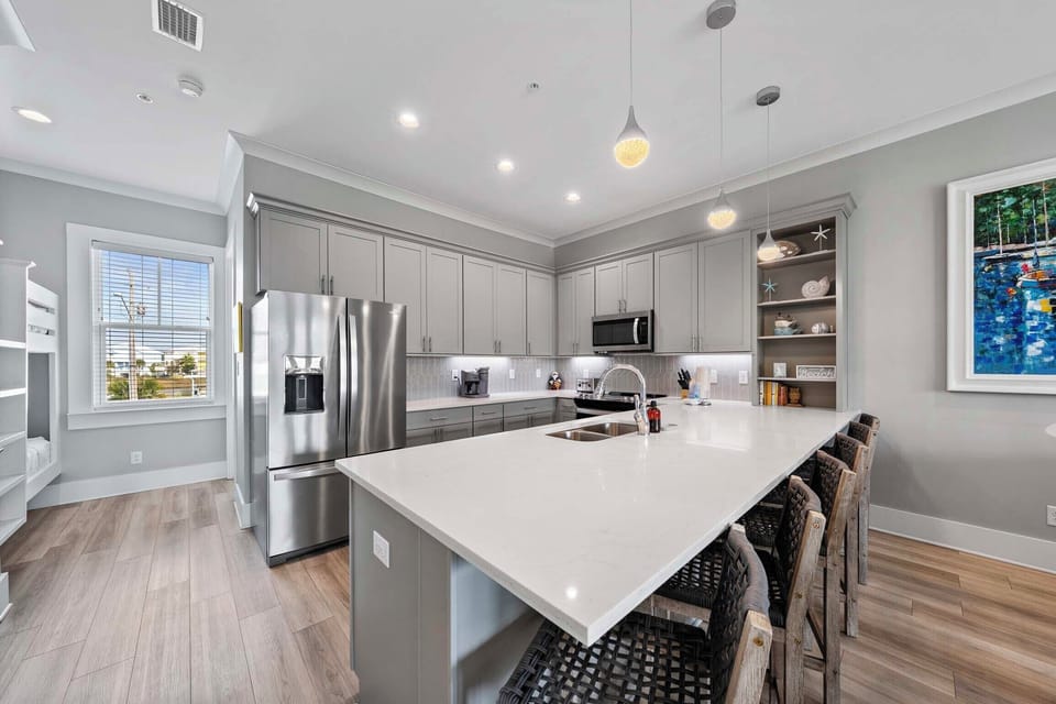 Eat-in kitchen bar seating