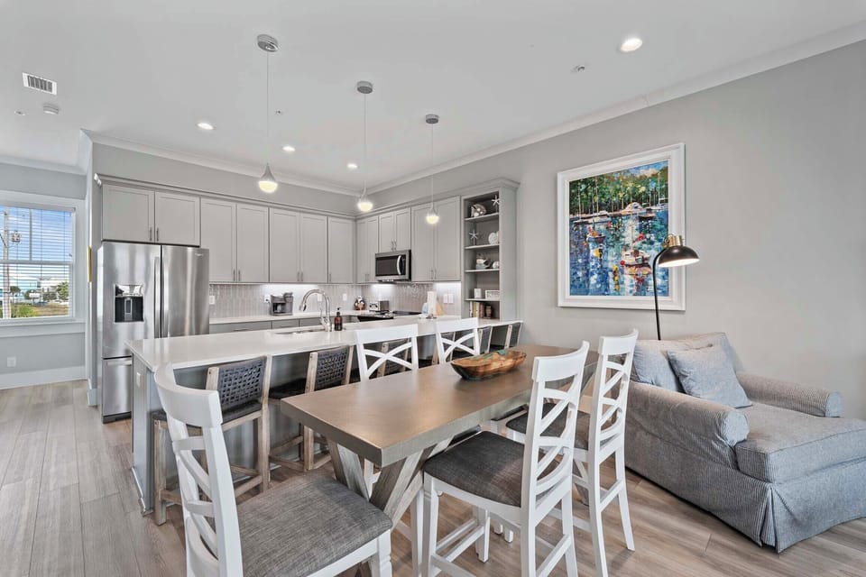 Seating for six at the dining table