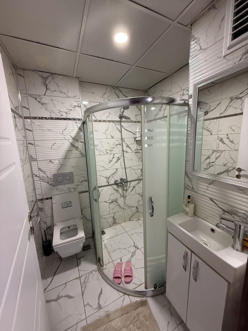 Deluxe Apartment, City View | Bathroom | Shower, free toiletries, hair dryer, slippers