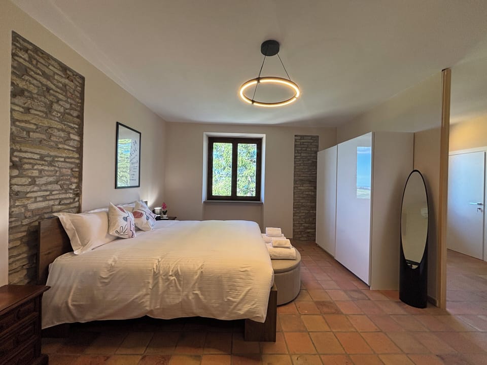 Bedroom, king size bed
