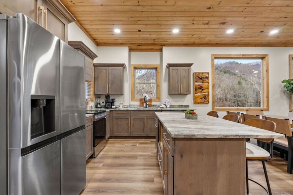 Mountain views from the sink? Yes, please. This thoughtfully designed kitchen makes every moment—from morning coffee to midnight snacks—a little more scenic.