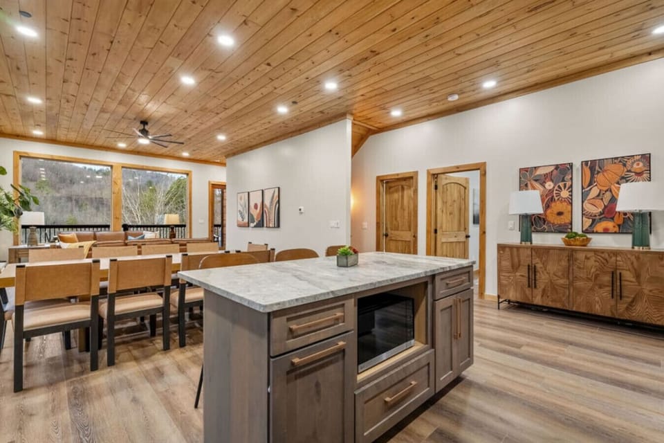 Whether you`re serving takeout or a holiday feast, this spacious dining area has room for the whole crew. The island and dining table flow together, creating the perfect spot for shared meals and mountain memories.