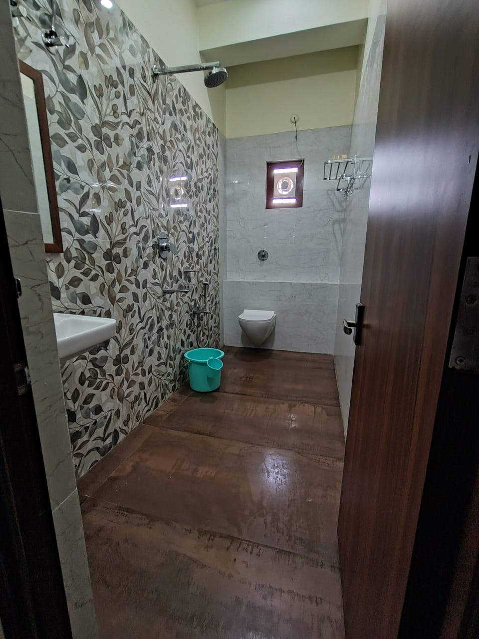 Comfort Double Room | Bathroom | Free toiletries, towels, soap, shampoo