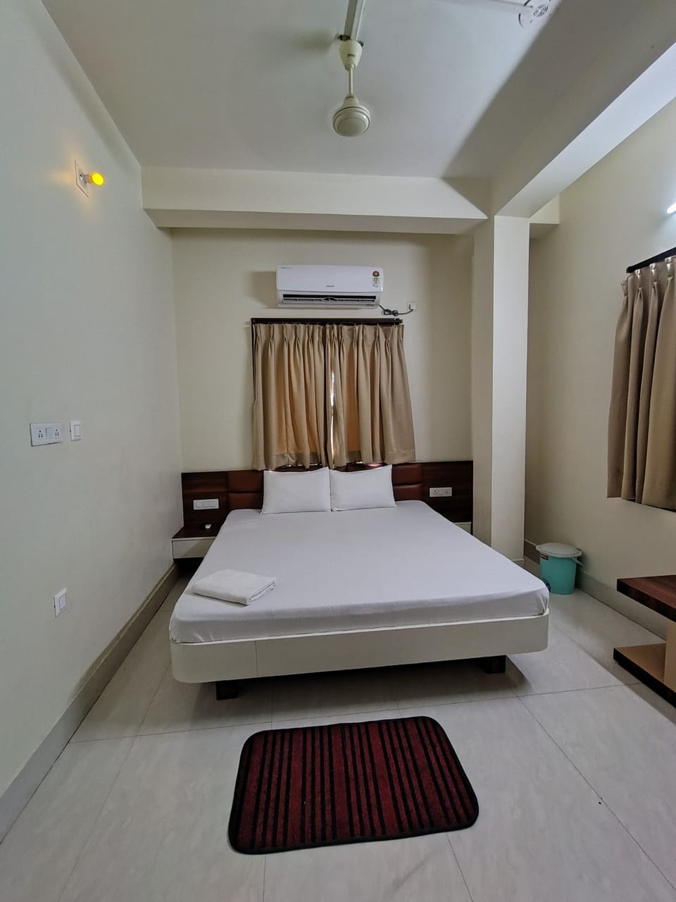 Comfort Double Room | Laptop workspace, free WiFi