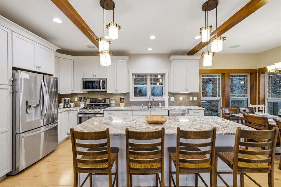Kitchen area with seating for 4 at bar