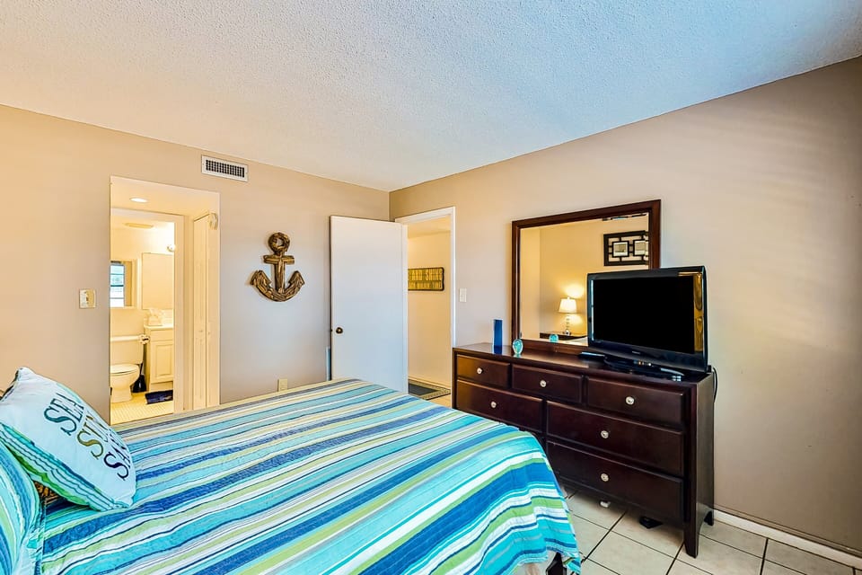 House, 1 Queen Bed, Patio, Beach View (NSB Seaward D-101) | 1 bedroom, individually decorated, individually furnished, bed sheets