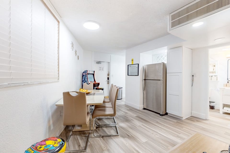 House, Multiple Beds, Balcony, Beach View (Daytona Hawaiian Inn 431) | 2 bedrooms, individually decorated, individually furnished, bed sheets