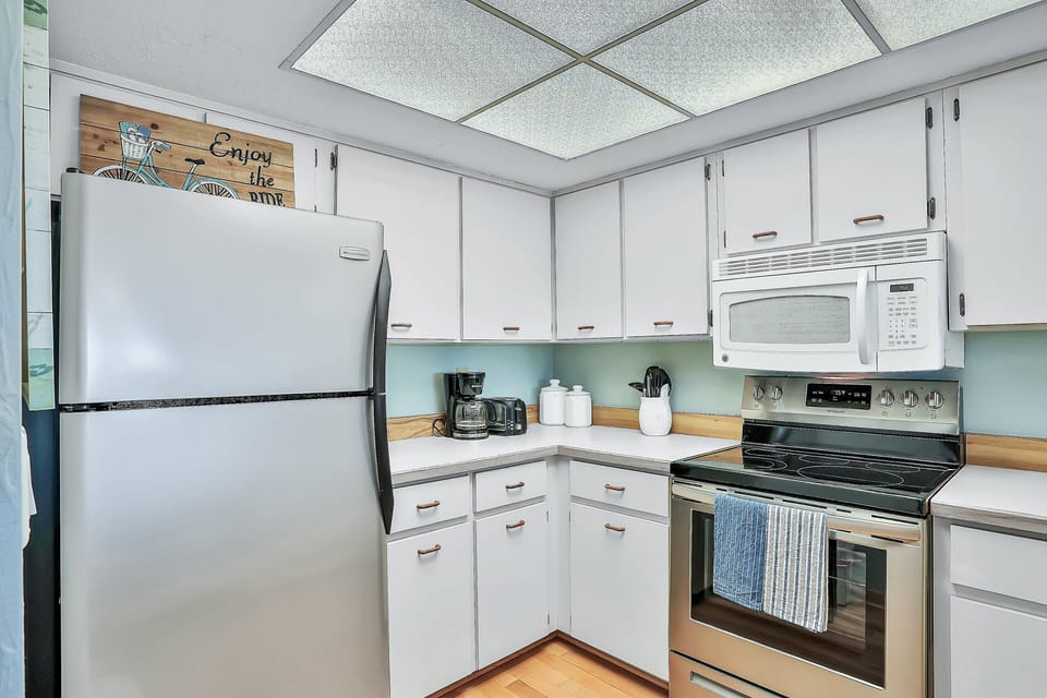 Condo, 1 Queen Bed with Sofa bed, Balcony, Ocean View (Ormondy A6 - Ocean Shores Getaway) | Private kitchen