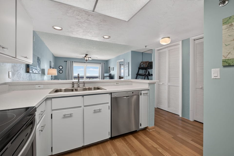 Condo, 1 Queen Bed with Sofa bed, Balcony, Ocean View (Ormondy A6 - Ocean Shores Getaway) | Private kitchen
