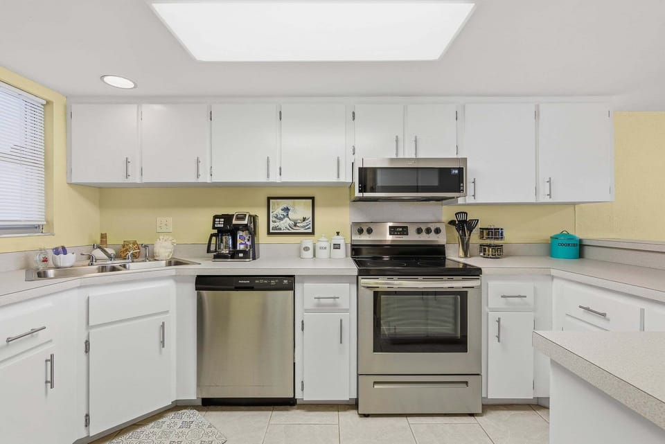 Condo, Multiple Beds, Balcony, Beach View (Van Lee 604 - The Sea Goose) | Private kitchen