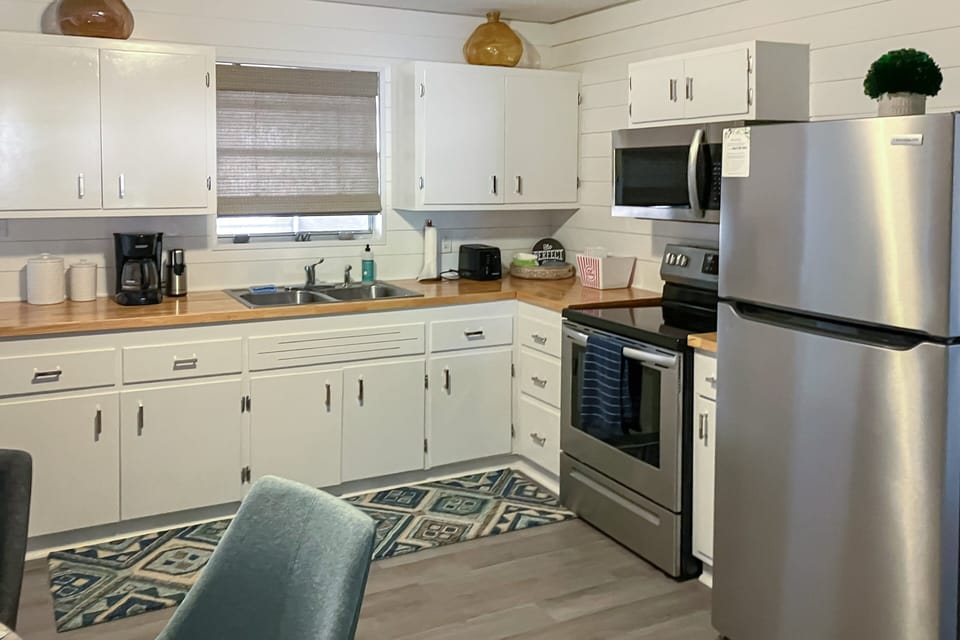 Cottage, Multiple Beds, Patio, Garden View (Daytona Pearl Cottage) | Private kitchen